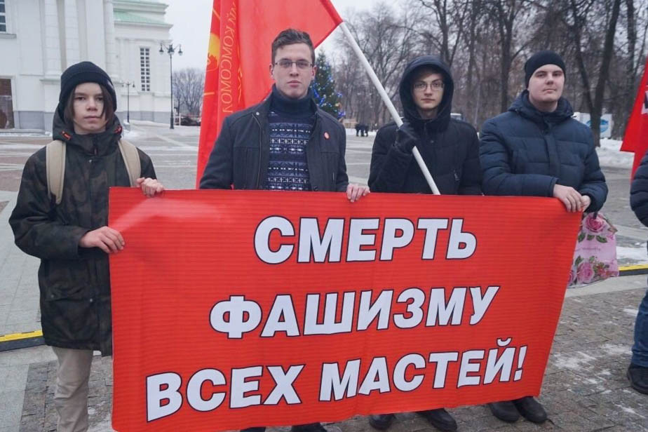 Александр Рогожкин депутат гордумы и первый секретарь пензенского комсомола (второй слева)