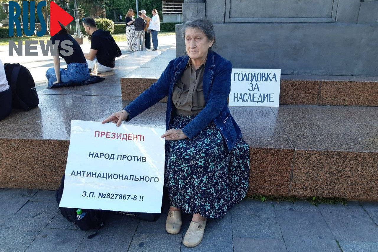 Наталия Шамина на пикете у памятника Кириллу и Мефодию в Москве