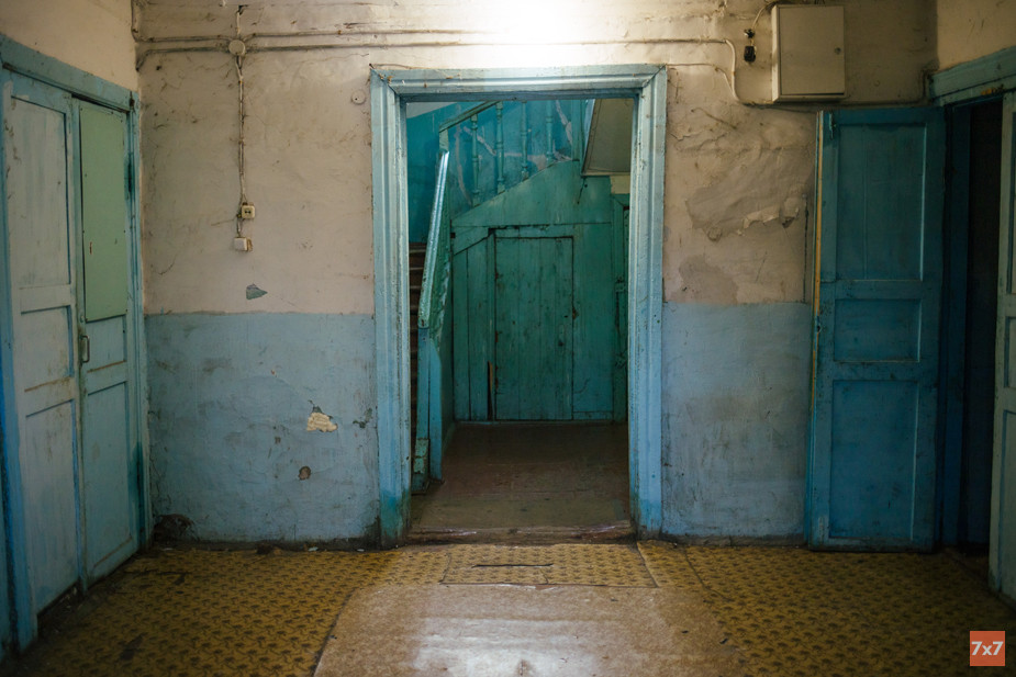 В двухэтажке по-прежнему живут несколько семей, но находиться там опасно. Фото «7х7»