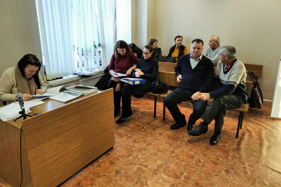 В зале Звериноголовского районного суда. Слева - Людмила Исакаева 