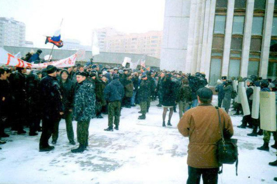 Митинг 1998 года за бесплатное образование. Кадр из фильма «Апрельский марш» телекомпании «Ермак»