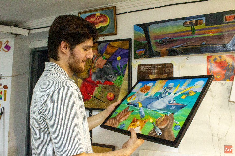 Ибрагим с картиной «Морские котики»