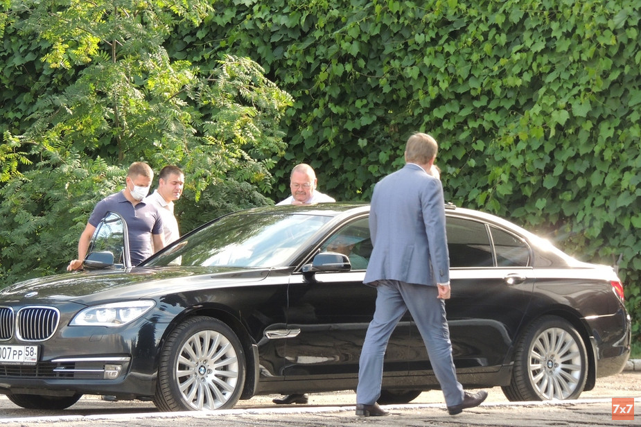 Врио губернатора Олег Мельниченко садится в машину