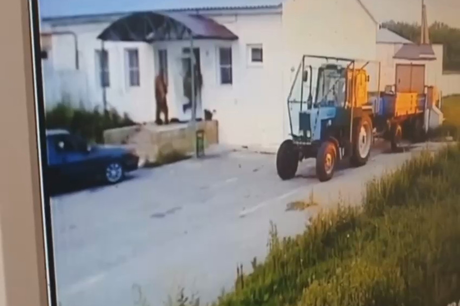 Российские военные проникают в здание свинокомплекса в Борисовском районе Белгородской области через выбитую дверь, июль 2024 года. Фото: «Пепел». Источник: https://t.me/belpepel/6710