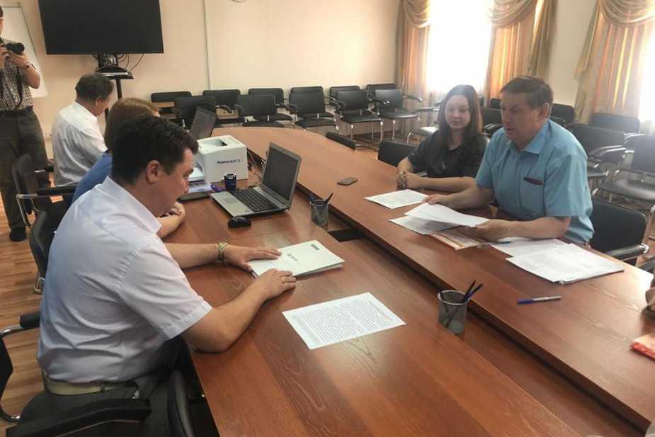 Виктор Ромашкин подает документы в избирательную комиссию для участия в выборах главы Республики Алтай, 16 июля 2019 года