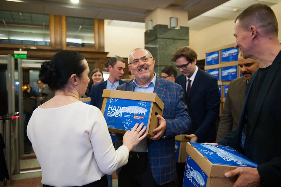 Борис Надеждин во время сдачи подписей избирателей в ЦИК