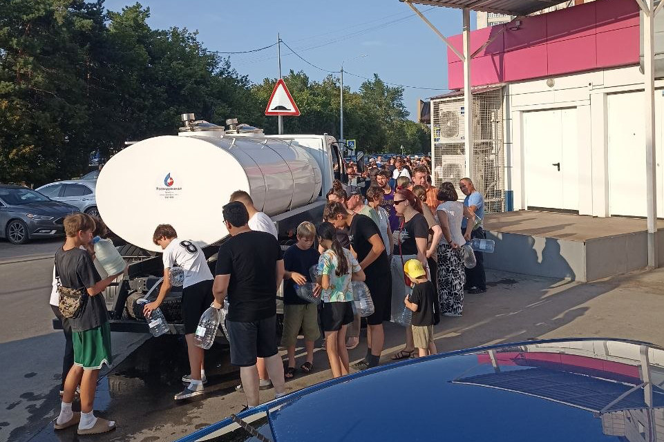 Горожане в очереди за водой. Фото: сообщество «Право на воду  Тюмень» / Telegram
