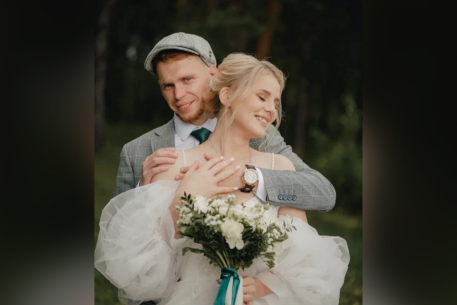 Александра и Кирилл Максаковы поженились спустя пять лет отношений. Пара шутила, что если бы свадьба не была оформлена в зеленом цвете, Кирилла не призвали бы в армию