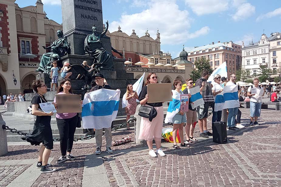 Митинг с бело-сине-белыми флагами в Кракове