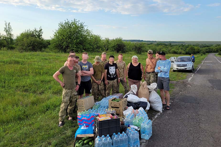 Жанна Басманская и волонтеры с гуманитарной помощью российским военным