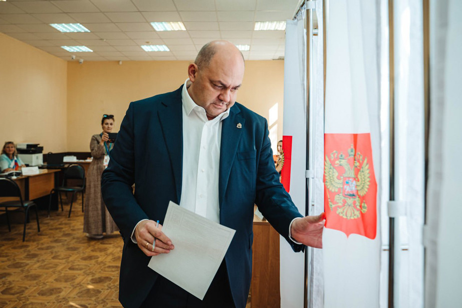 Алексей Смирнов голосует на выборах губернатора Курской области