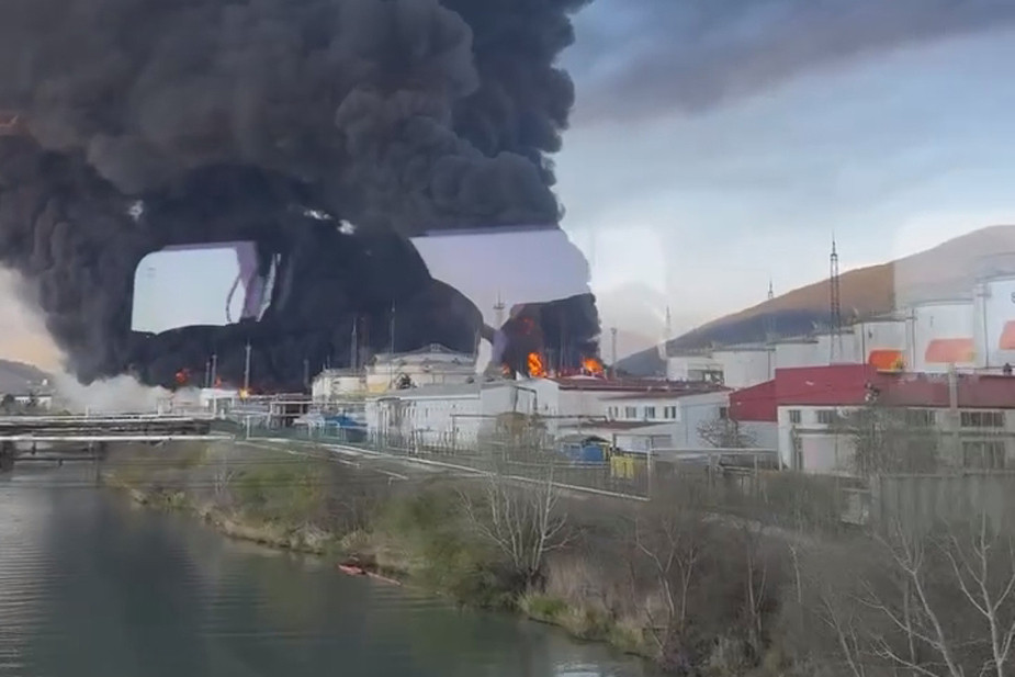 Горящий нефтяной терминал в Туапсе. Фото: Exilenova+