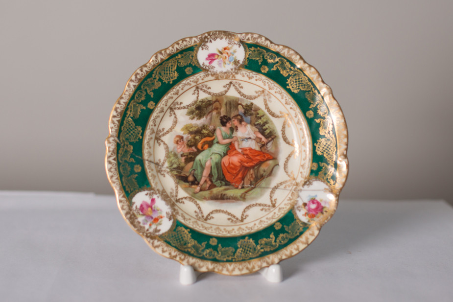 Тарелка из сервиза с изображением сцены соблазнения Каллисто. Фото из личного архива Петра Воскресенского