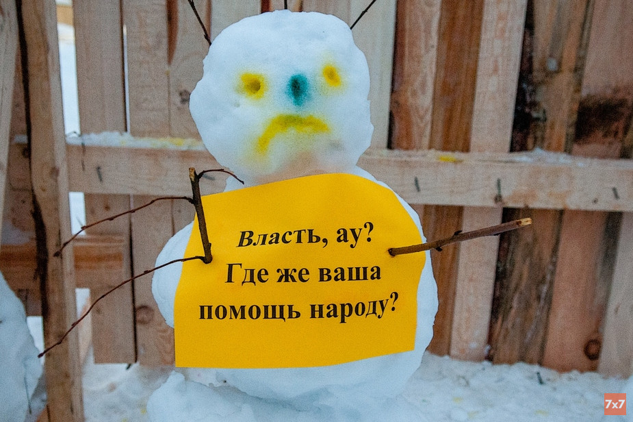 Снеговики возле стройки в Костроме