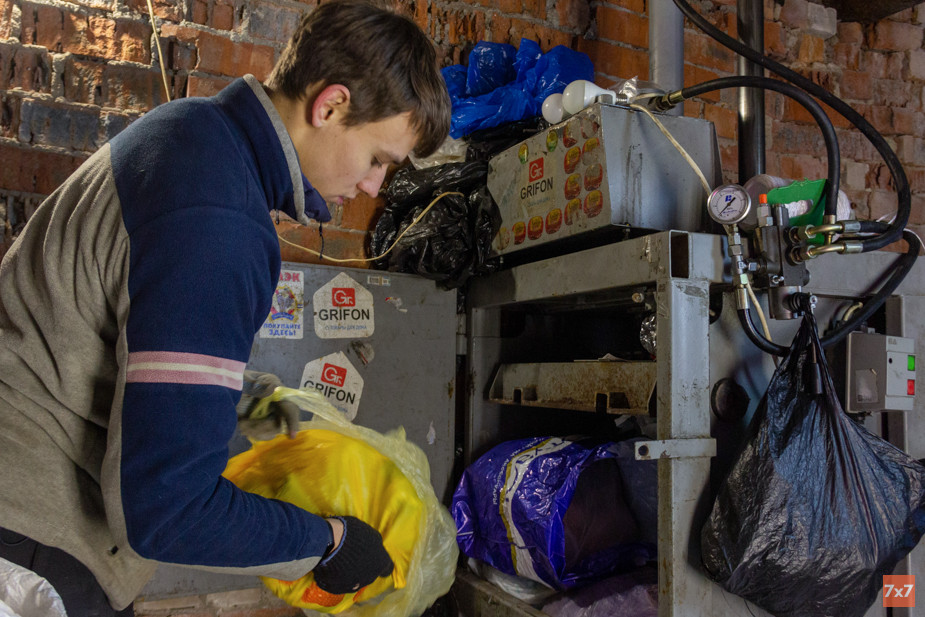 Экотаксист из Великого Новгорода Георгий Дмитрук прессует собранное вторсырье