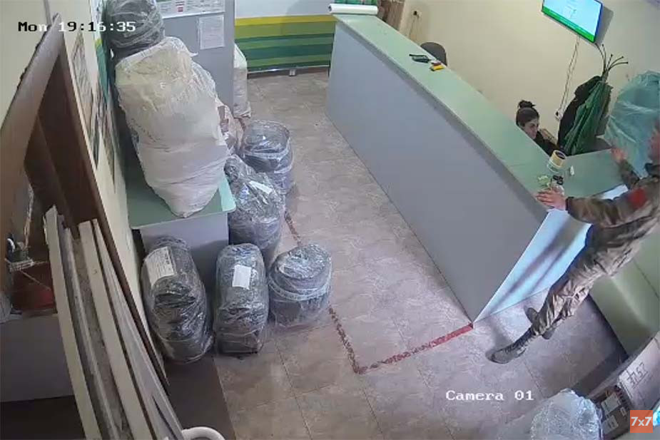 Скриншот трансляции с камеры №1 в офисе СДЭК в Новозыбкове в понедельник 11 апреля