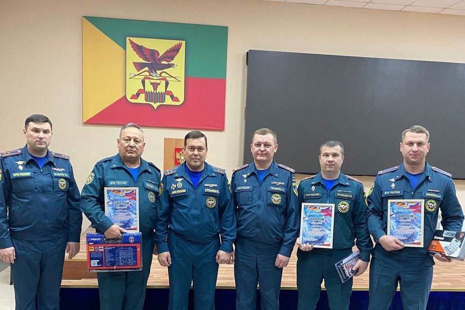 Начальник пожарной части №16 города Балей Андрей Городов — второй слева. Фото МЧС России по Забайкальскому краю