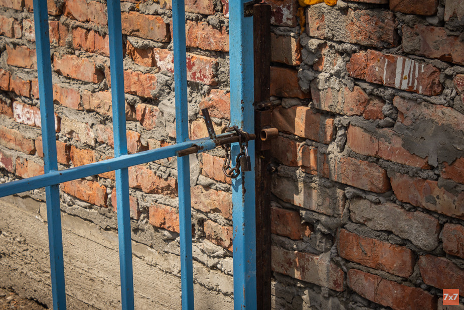 Территория школы запирается на замок. Фото «7х7»