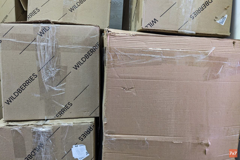 Коробки, которыми сотрудники маркетплейса баррикадируют окна и двери