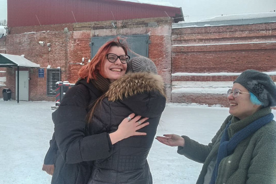 Елизавета Славинская с родственниками после выхода из спецприёмника. Фото Александра Балашова