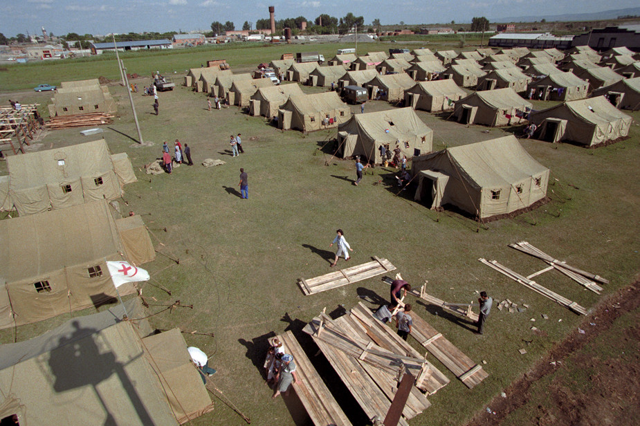 Палаточный госпиталь Красного креста и полумесяца, март 1995 года. Фото: Эдди Опп / Коммерсантъ / Sipa USA / Vida Press
