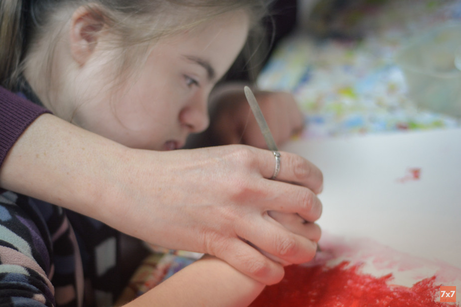 Даша с раннего возраста ходит на занятия по рисованию