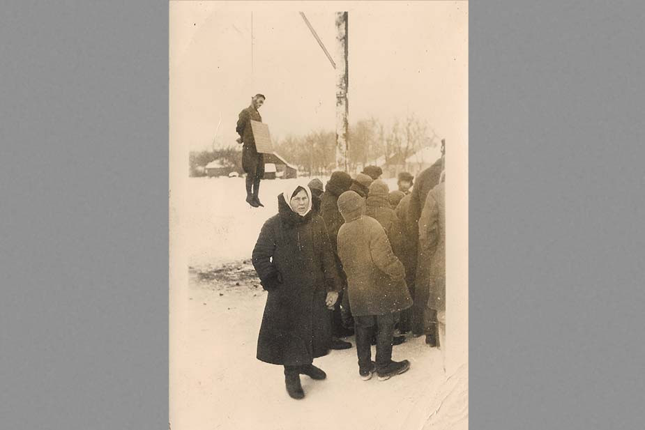 На публичные казни оккупанты для наглядного ≪урока≫ заставляют приходить местное население. В воспоминаниях гражданское население отмечает в воспоминаниях публичные казни в числе самых страшных эпизодов войны и оккупации