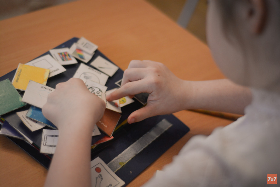 С помощью карточек Даша может попросить то, что ей нужно