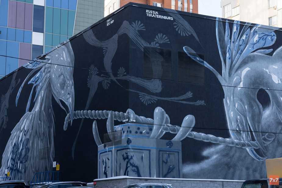 Мурал на здании на улице Попова в Екатеринбурге, который нарисовал летом 2024 года художник из Китая Кэ Юйчьжэнь для фестиваля «Стенограффия»