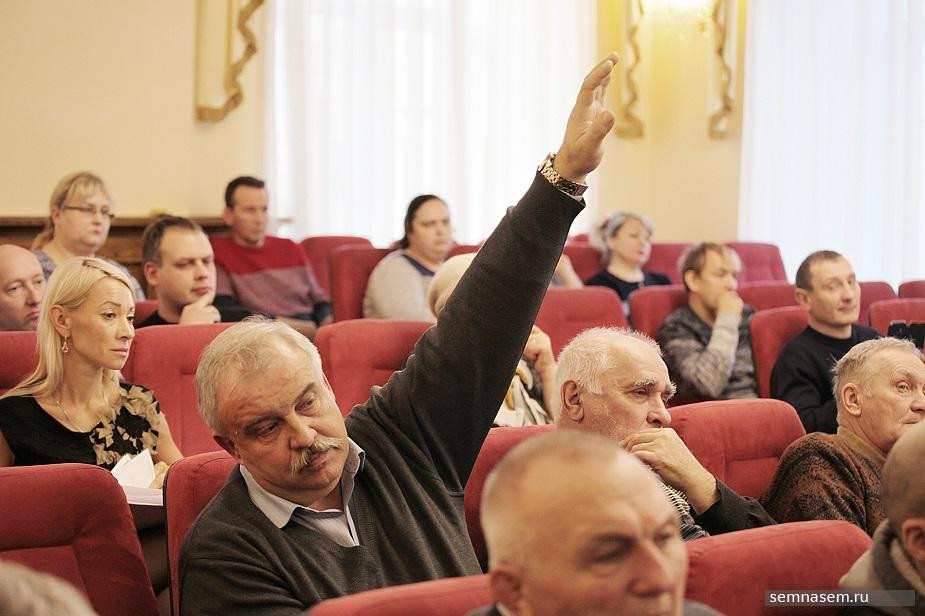 Собрание в рамках публичных слушаний по строительству двух десятиэтажных домов в центре Смоленска