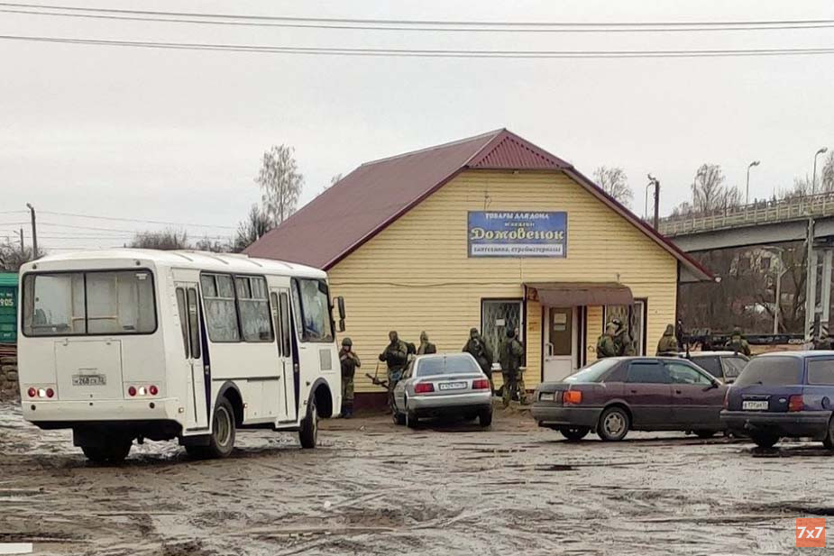 Люди в камуфляжной форме возле магазина в Новозыбкове