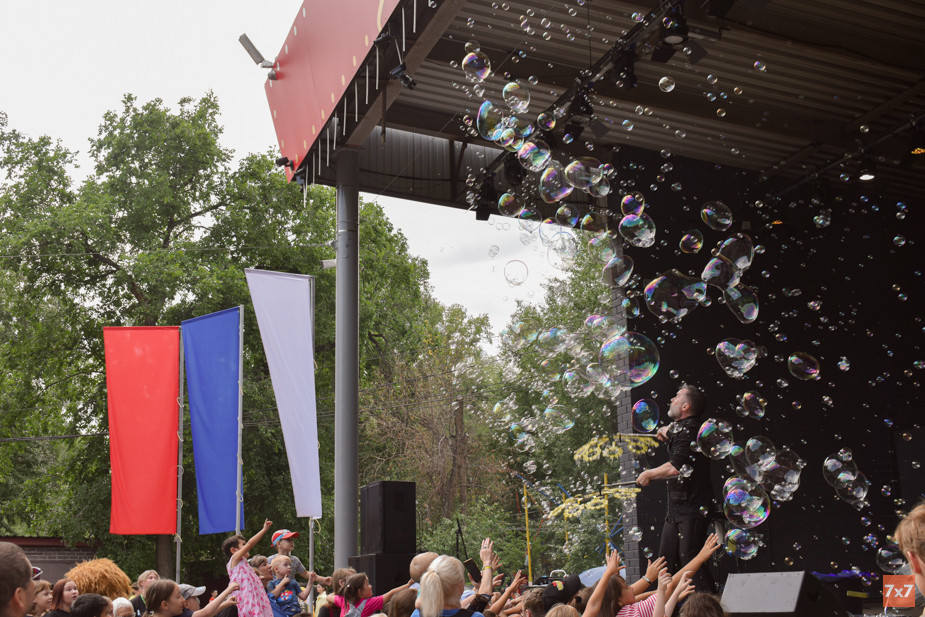 Шоу мыльных пузырей на «Пикнике для СВОих»