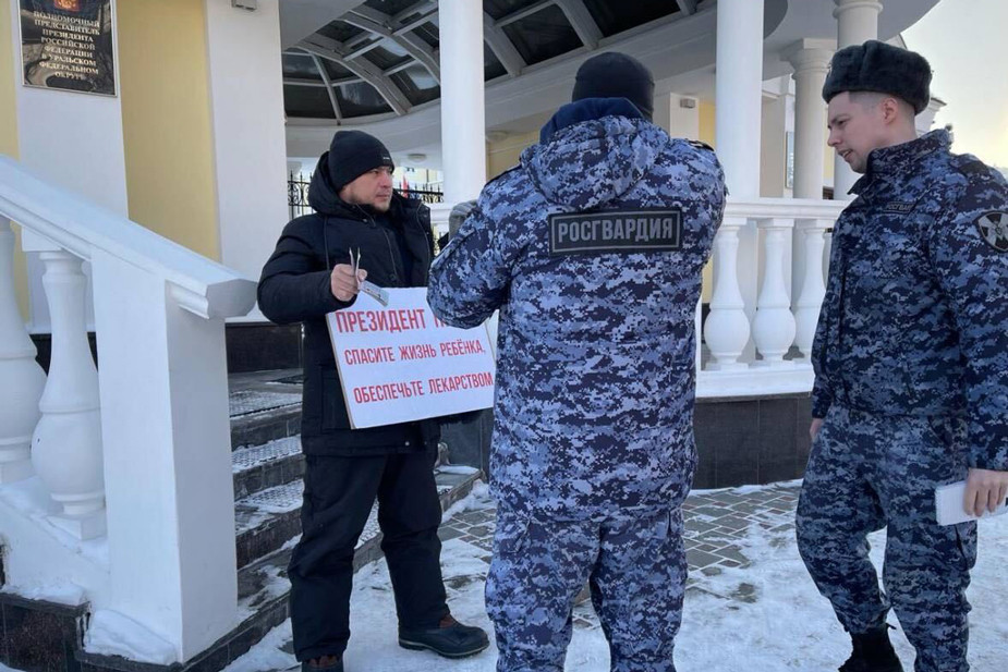 Дмитрий Бахтин с пикетом у приемной президента в Екатеринбурге. Фото из личного архива
