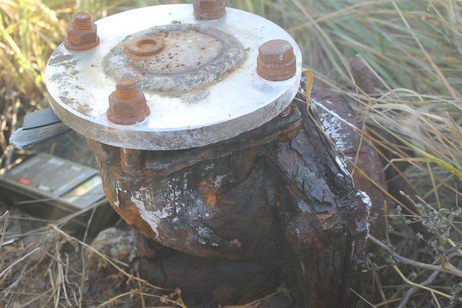 Старая разведочная скважина на месторождении Добровольное. Видны ржавчина и следы разводов