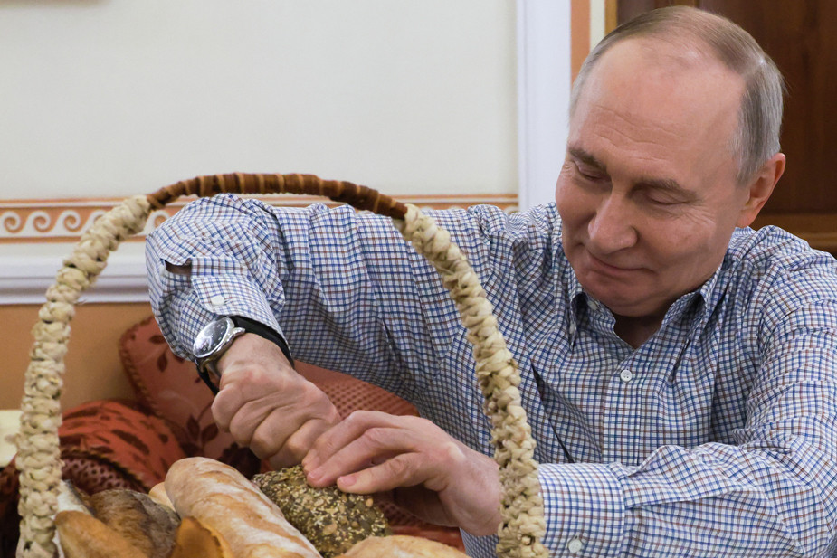 Владимир Путин пробует выпечку из пекарни «Машенька». Фото: Михаил Метцель / Спутник / Kremlin
