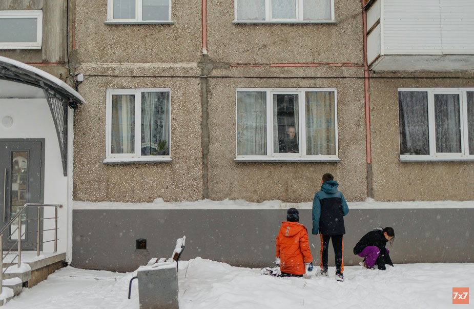 Александр Воронец держал в страхе жителей своего дома по улице Зорге. В один из дней он поймал школьников и заставил их шапками мыть лестницу в подъезде. Фото «7х7»