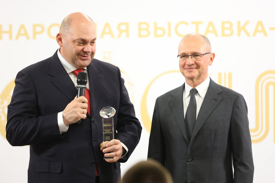 Алексей Смирнов с Сергеем Кириенко. Фото: правительство Курской области / Telegram