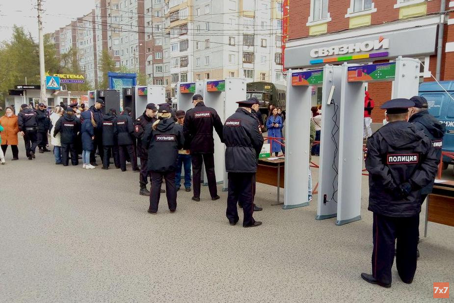 Площадка досмотра на входе на площадь Терёхина