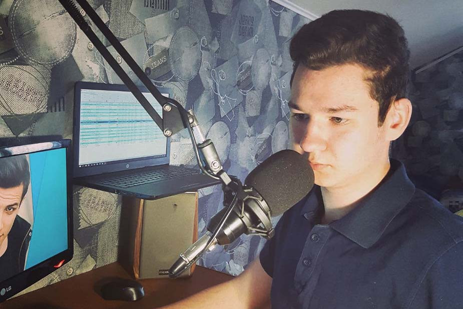 Студент Евгений Ларин