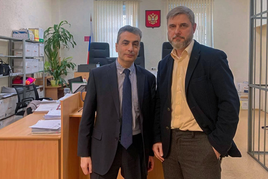 Лев Шлосберг и адвокат Владимир Данилов в здании Псковского городского суда