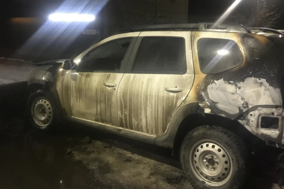 Сожженный автомобиль Андрея Акимова. Фото: пресс-служба МЧС по Ярославской области