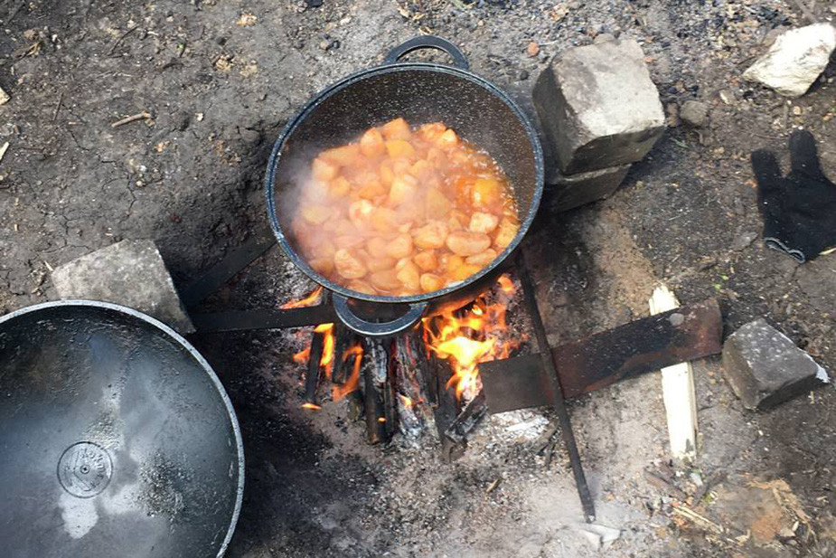 На белгородской границе срочники живут в блиндажах, роют окопы и прячутся в них от обстрелов, раз в неделю ездят в баню