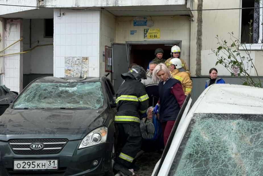 Людей из дома с обрушившимся подъездом заставили покинуть квартиры. Тех, кому некуда было пойти, отправили в пункты временного размещения