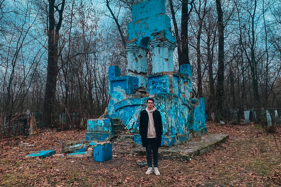 Артур Стажков на фоне памятника рабочим, расстрелянным при забастовках 1895 и 1905 годов