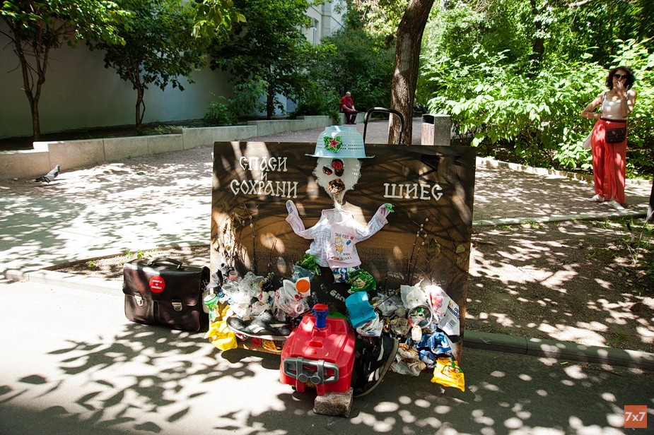 Инсталяция у здания Верховного суда