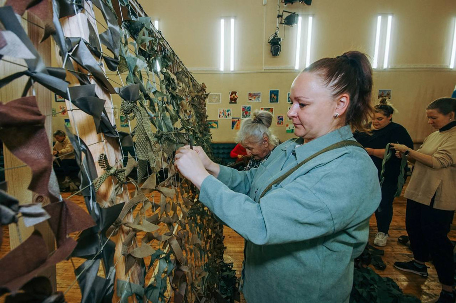 Субботник в Санкт-Петербурге, в ходе которого жители плели маскировочные сети, 2023 год. Фото: @a_beglov / Telegram