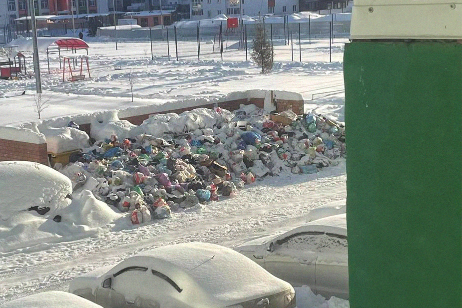 Мусор в Челябинске, который не вывезли из-за снега