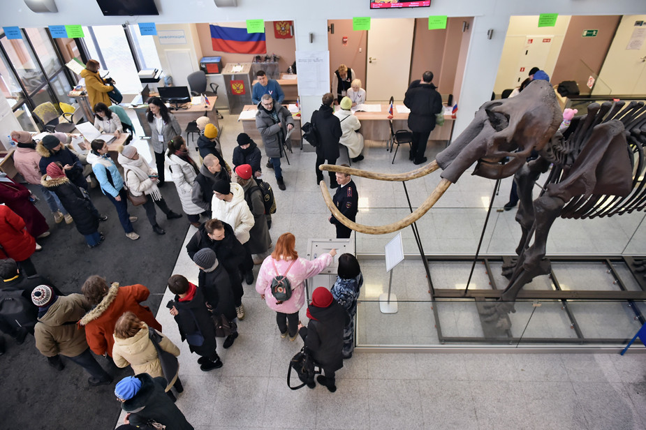 Очередь на избирательном участке во время президентских выборов в Новосибирском Государственном Университете, 17 марта 2024 года