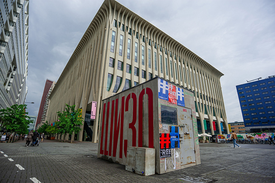 Инсталляция 'ШИЗО Навального' в Гааге, Нидерланды, 11 мая 2023 года.