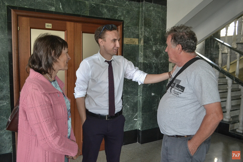 Родители Василия Куксова Алла и Алексей Куксовы с адвокатом Александром Федуловым (в центре)